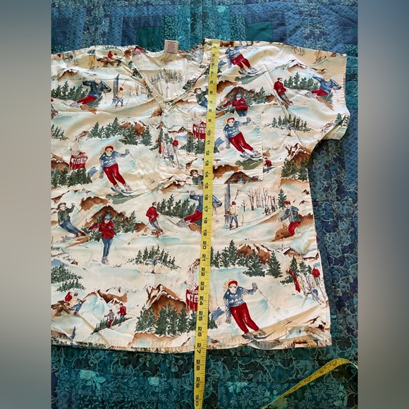 SCRUBS Top Size L Vintage Ski Theme - Picture 3 of 6